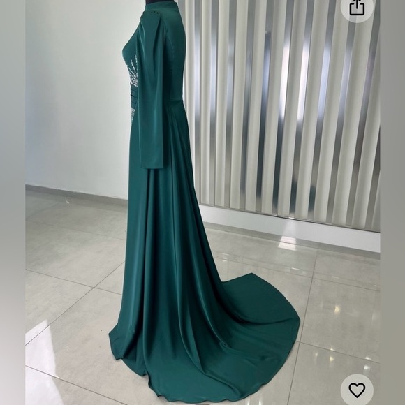 Modest dress - Picture 3 of 3